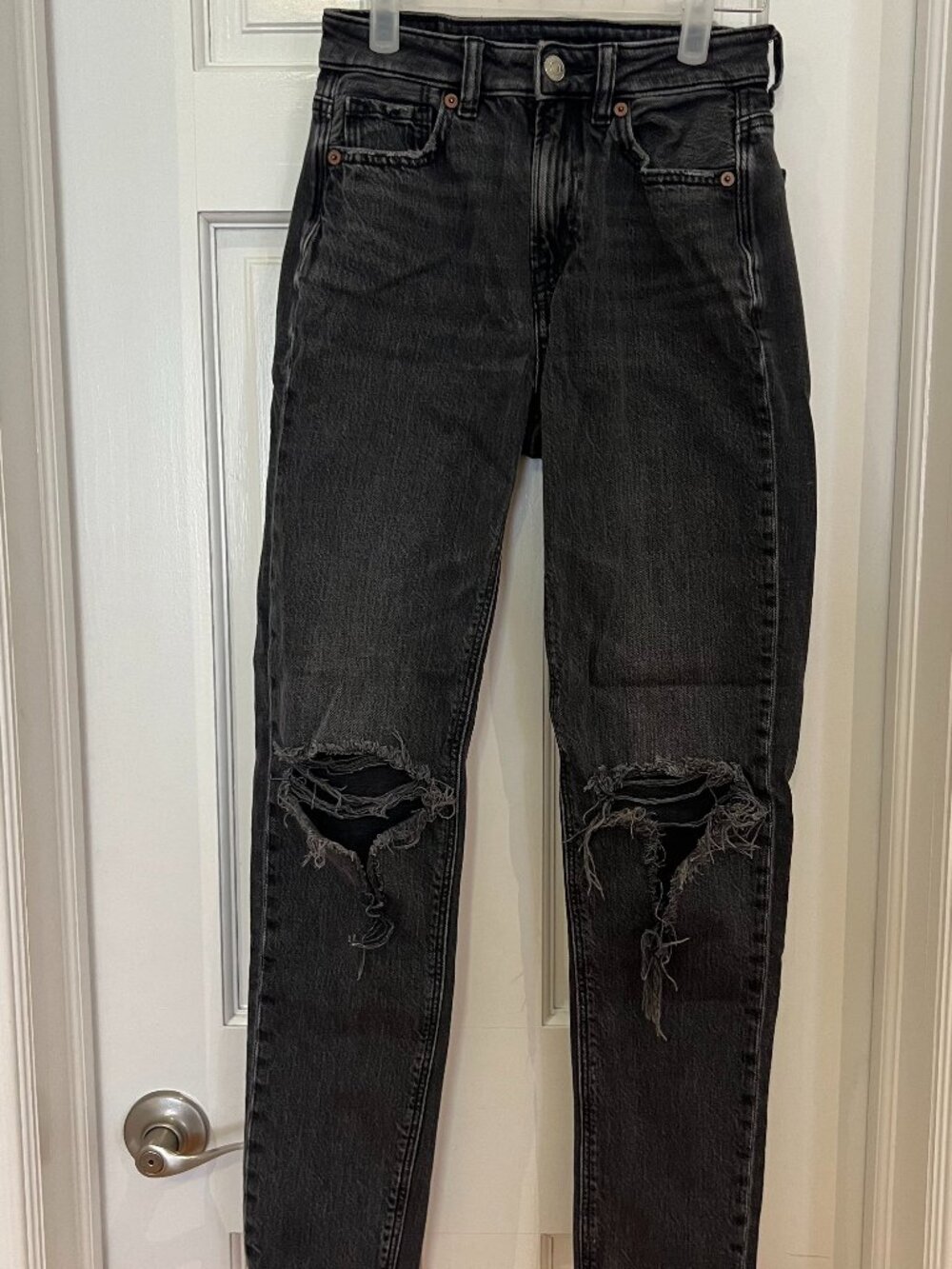 American Eagle Outfitters Strigid Ripped Mom Jean in Black - Size 000R